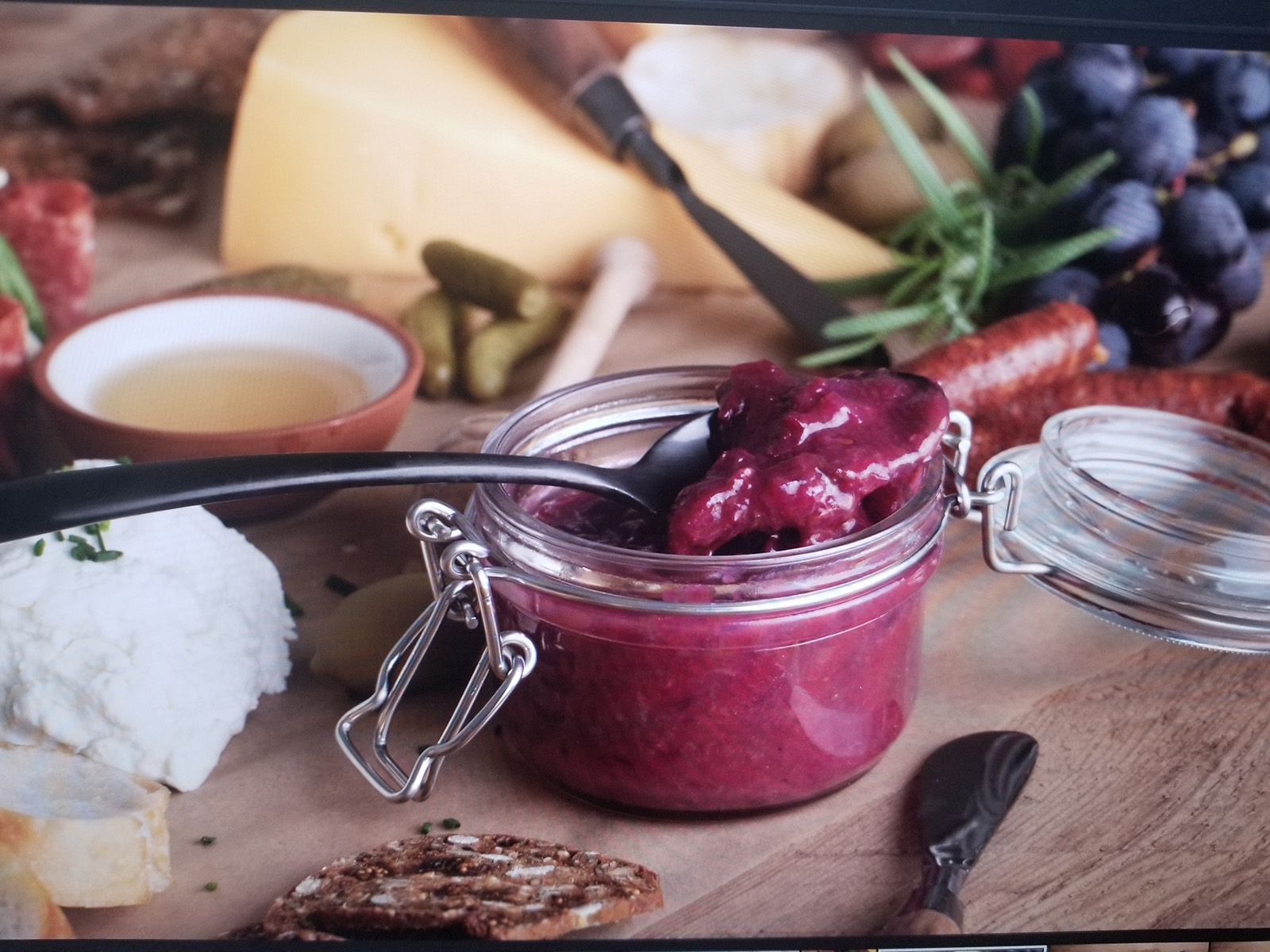 Ontario Jupiter<sup>®</sup> Grapes and Sautéed Onion Spread